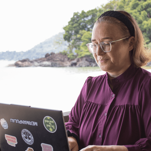 Heike Schoof, Social Media Beraterin, arbeitet am Laptop